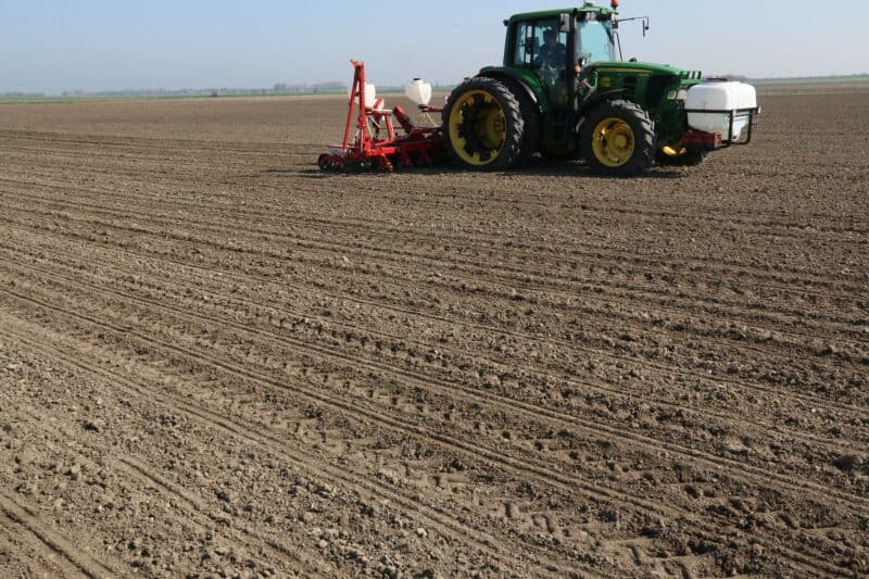 De mest gaat goed de grond in. Hierna wordt nog met bouwvoorlichter de grond bewerkt voor de aardappelen worden geplant.
