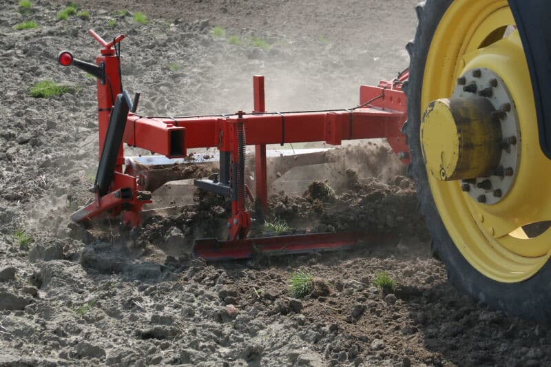 Johan van der Wekken begon vorige week met het poten van aardappelen. Een paar dagen eerder is al een poging gedaan, maar toen bleek de ondergrond toch nog te nat.