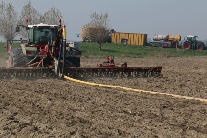 Met de heftruck wordt weer een kist in de planter geleegd.