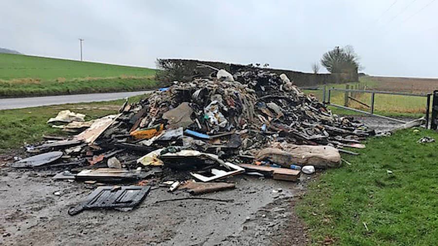De eerste snede, al zo vroeg? Nee, eigenlijk is dit de laatste snede van vorig jaar. Bij melkveebedrijf Rompelberg in het Limburgse Eijsden lukte het vorige herfst niet om de laatste 23 hectare te maaien. Dus dan nu alsnog. Na het maaien kon meteen de eerste mest erop. - Foto: Twan Wiermans