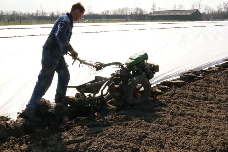 Dat het nat is, laat dit spoor in de kopakker, ontstaan tijdens het voorbewerken, ook wel duidelijk zien.
