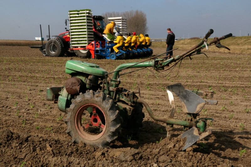 Achter de planter is goed te zien dat ondanks de natte ondergrond van insporing door trekker en plantmachine geen sprake is.