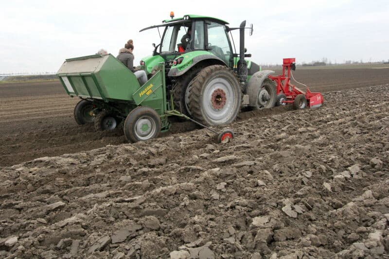 Bram Gunter in Sint-Annaland plant hier Doré s op een perceel dat net voor de vorst is geploegd. - Foto's: Anton Dingemanse