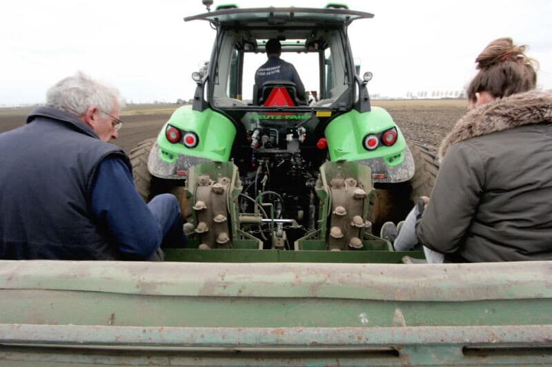 Na een kleine correctie kan het planten verder gaan. Zoals te zien valt door de vorst de grond mooi rul. Toch was de grond nog wat nat door de regenbuien kort na de vorst. In Zeeland zat de vorst plaatselijk tot 15 centimeter diep, en de diepere ijslaag was niet zomaar ontdooid.