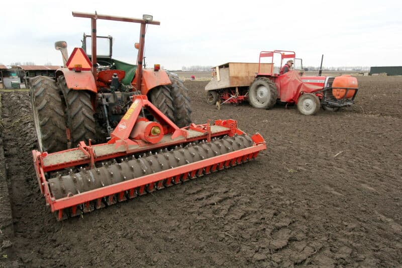 Ook Jan Goedegebuure zag kans om een eerste perceel Doré s te planten. Hij ploegde een dag voor het poten. De ontdooide grond valt mooi los.