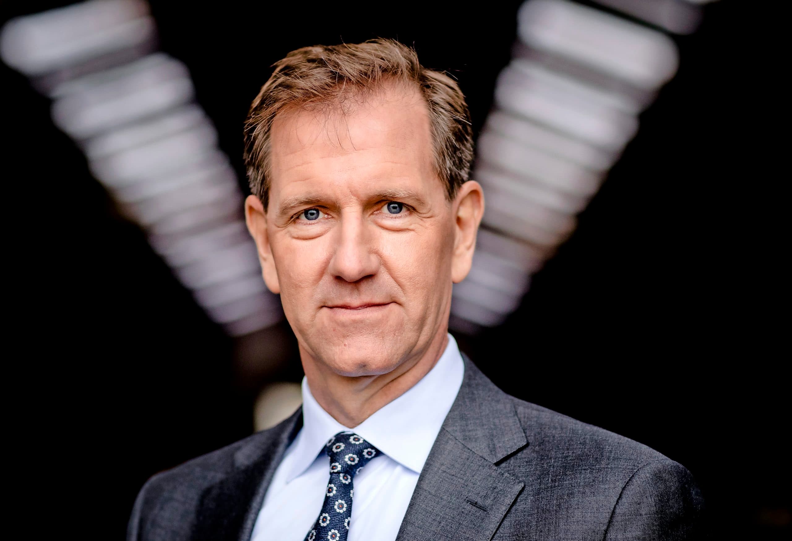 De Rabobank gaat frauderende boeren aanspreken op hun gedrag. Als er na zo n gesprek geen verbetering zou komen zullen we onze dienstverlening aan een frauderende boer terugschroeven", aldus bestuursvoorzitter Wiebe Draijer. - foto: ANP