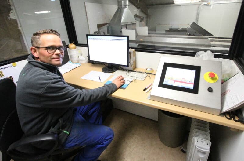 Langs de verdeellijn staan de kisten voor de afzonderlijke maten en afgekeurde uien. De afgekeurde uien komen in de eerste kist. Dan is er een kist voor wel goed maar afwijkende kleur. Het gaat hier wel om uien voor vermeerdering. Voor vermeerdering worden alleen uien in de maat 50 tot 80 gebruikt. Die gaan in de achterste kisten. Onder- en bovenmaat gaat naar de handel.