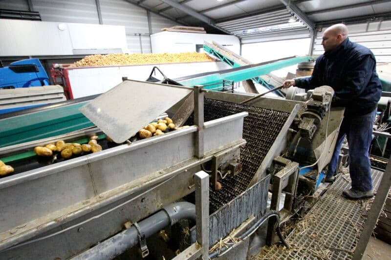 Sommige afnemers willen agrarische producten schoon aangeleverd hebben. Wasbedrijf Van Oorschot van Cees van Oorschot uit het Zuid-Hollandse Achthuizen investeerde in een wasinstallatie om ook voor collega telers aardappelen, knolselderij of uien te kunnen wassen. Foto's: Anton Dingemanse