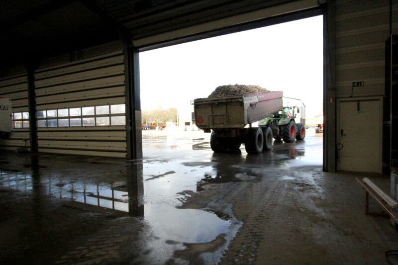 De aardappelen komen uit de wastrommel waar ze grondig zijn gereinigd door een door Van Oorschot zelf ontwikkelde methode. Daarna gaan ze in een nareinigingstraject.