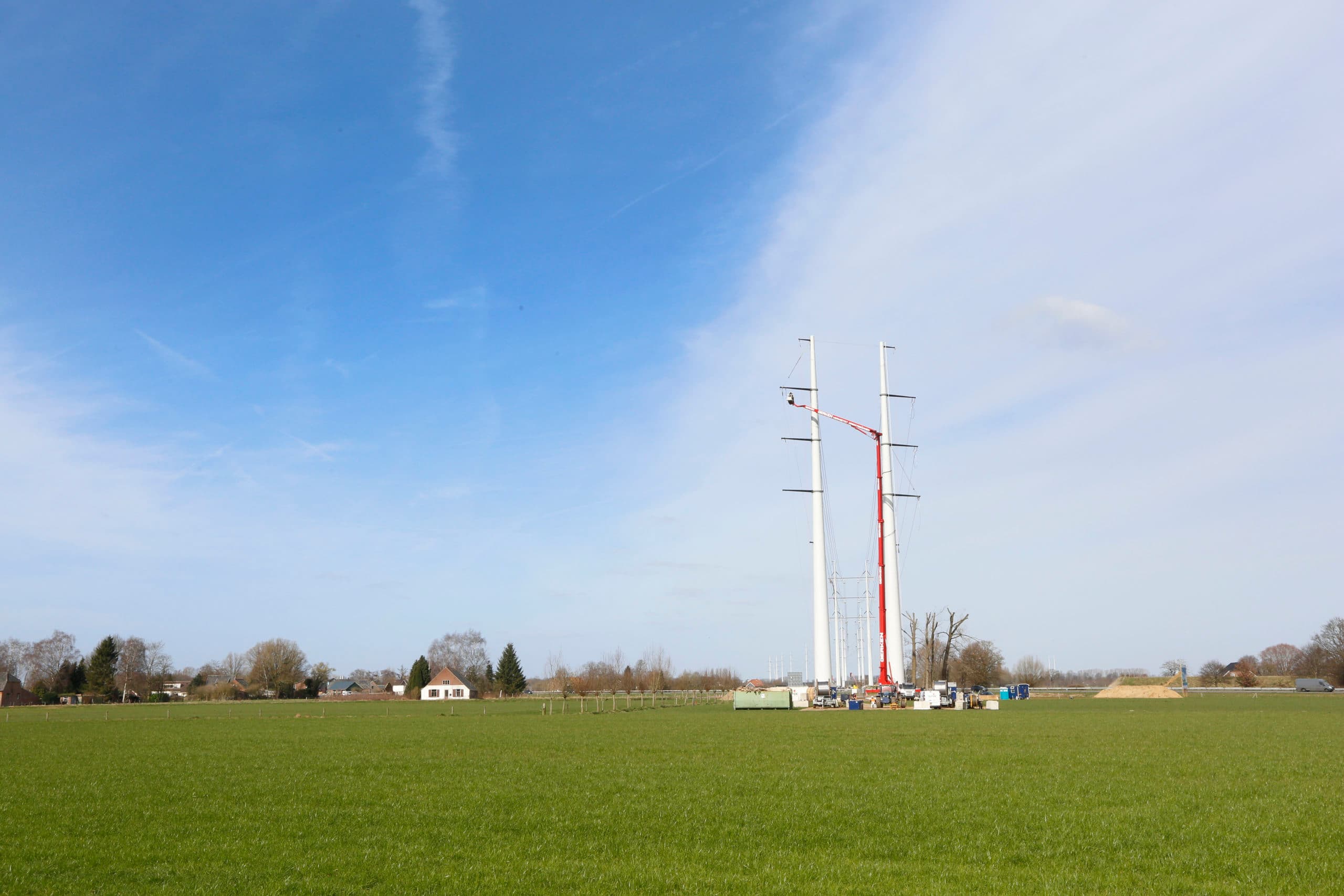 Aanleg van hoogspanningsmasten. - Foto: Henk Riswick