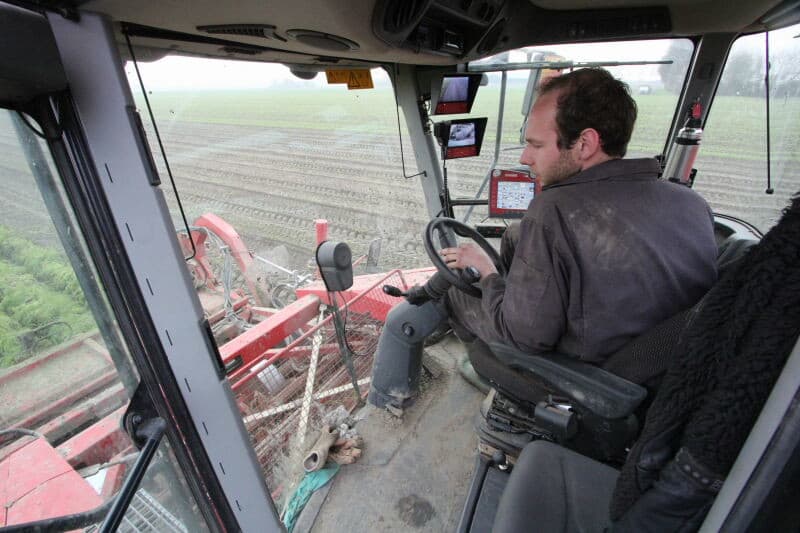 Hier het dikke plakkaat grond en loof dat in de machine achterblijft. Met name het afgestorven, taaie loof zorgt voor stropen.
