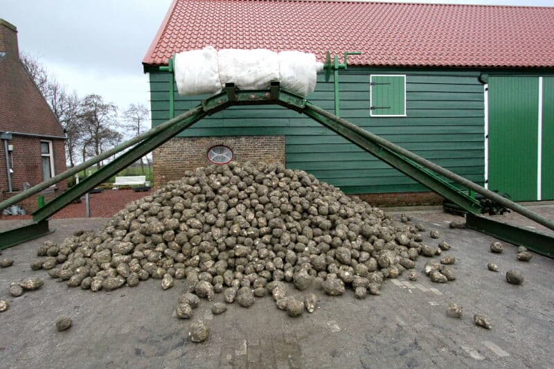 Na iedere vracht wordt een stalen H-balk aan de uiteinden van de armen geplaatst en met de verreiker achteruit getrokken. Zo wordt de hoop gestroomlijnd. De breedte en hoogte zijn zodoende over de gehele lengte van de hoop constant en precies zo breed dat er een doek van 12,5 meter overheen past.
