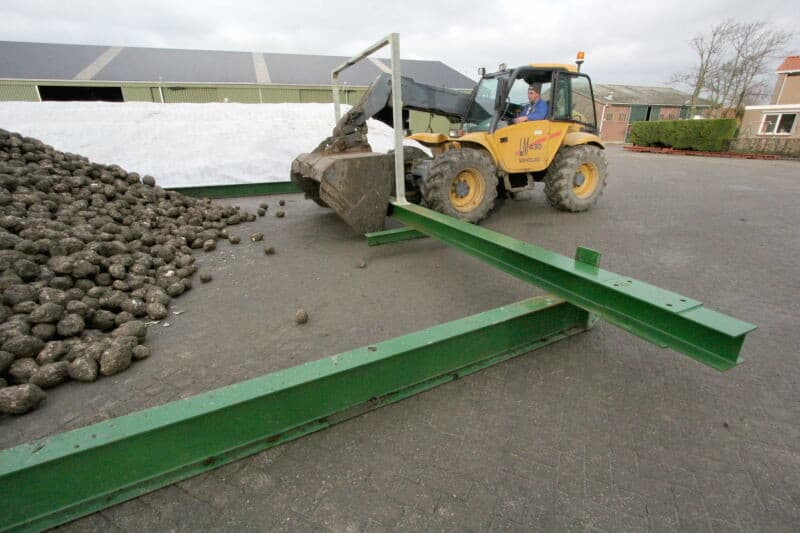 De armen worden naar binnen gevouwen om vervoerd te kunnen worden. Opvallend is ook de schone losplaats. Er zijn inmiddels voor deze twee hopen al flink wat wagens gelost en er is nauwelijks slik te zien.
