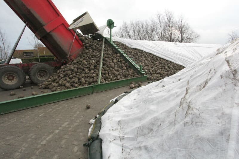 Ook de H-balk om de constructie te verschuiven moet mee. Op deze balk staan twee kokers voor haspelhouders. Voor het oprollen van het doek worden hierin de houders met haspel geplaatst. De shovel tilt de balk met haspel op en rijdt langzaam vooruit terwijl iemand met de slinger het doek geleidelijk op de haspel rolt.