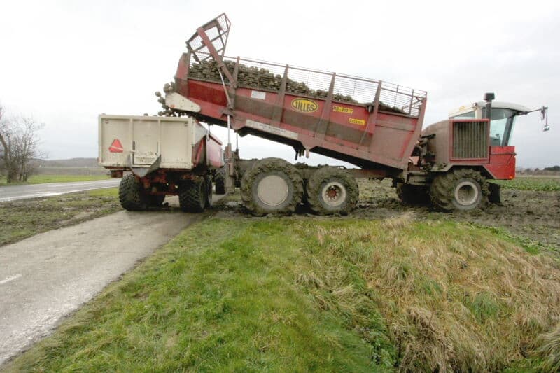 Aan beide zijden is ongeveer 15 centimeter beschikbaar om het doek vast te leggen. Naderhand wordt tegen windschade nog om de 3 meter banden over de hoop aangebracht.
