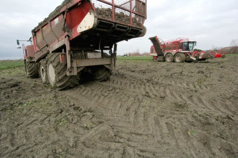 Het is niet alleen dat de weg schoon blijft maar ook, en minstens zo belangrijk, dat de insporing op het veld zeer beperkt blijft.