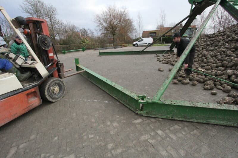 Dat laat het veld ook duidelijk zien. Ondanks de toch natte omstandigheden blijft de insporing beperkt tot het bandenprofiel. De banden van de overlaadwagen staan op 1,1 bar en de Michelin Ultra Flex-banden van de rooier op 1,2 bar.