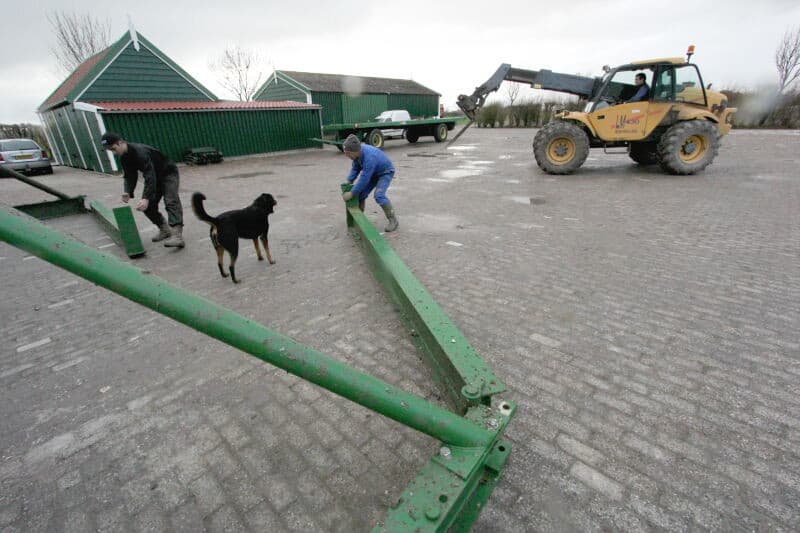 Met de verreiker worden de opgekiepte bieten zo nodig nog wat opgewerkt om zo een strak afgewerkte hoop te maken.