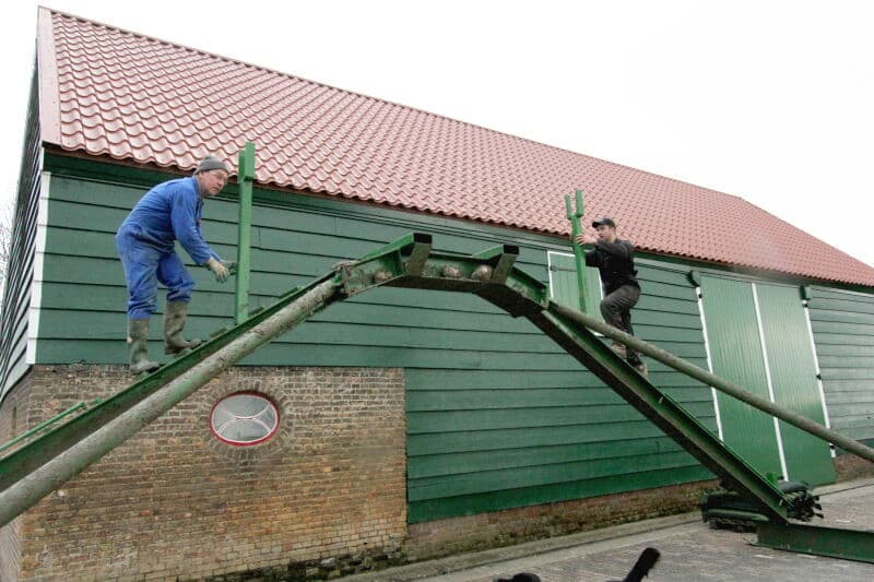 Bietentelers moeten hun suikerbieten steeds langer bewaren. Deze campagne zelfs tot in februari. Om bewaarverliezen te beperken, worden de bieten vaker afgedekt. Loon-, akkerbouw- en constructiebedrijf Boogaard-Vader uit het Zeeuwse Biggekerke ontwikkelde een systeem om de bieten bij het aan de hoop rijden meteen af te dekken met Top-Tex doek. Foto's: Anton Dingemanse