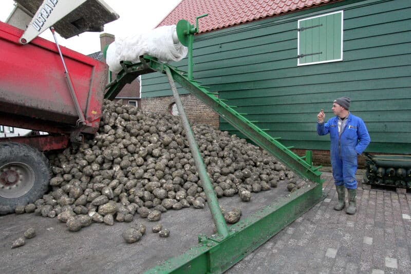 De ingevouwen armen worden met een schoorstang vastgezet om ongelukken te voorkomen.