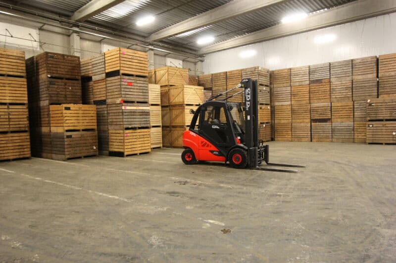De aardappelen zijn nu klaar om uitgeleverd te worden. De pallets gaan naar de expeditie en worden van daaruit in vrachtwagens geladen.