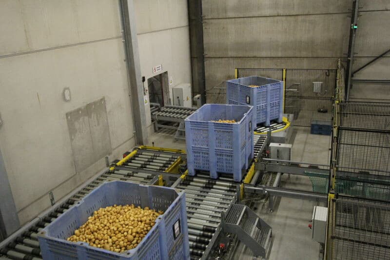 Warnez in Tielt (B.) verpakt aardappelen in verschillende soorten kleinverpakking. Foto's: Anton Dingemanse