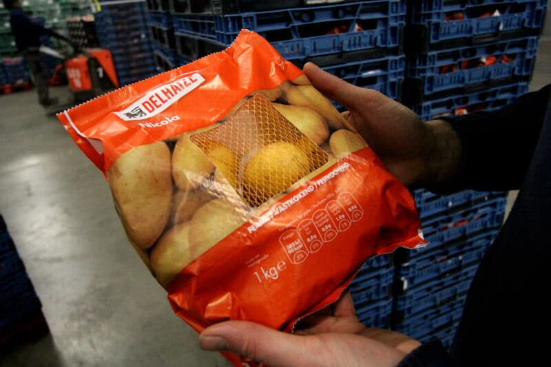 Daarna komen de aardappelen op een band met kleppensysteem. Zodra een gedetecteerde aardappel een bepaald punt passeert, gaat de klep open en wordt de knol uitgesorteerd.