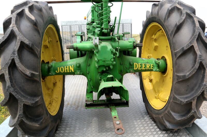 In kolonne verlaten de trekkers het startpunt. Links een Guldner 18PS met maaibalk uit de vijftiger jaren. Rechts een Lanz in verkeersuitvoering uit dezelfde periode met daarvoor een Allis-Chalmers.