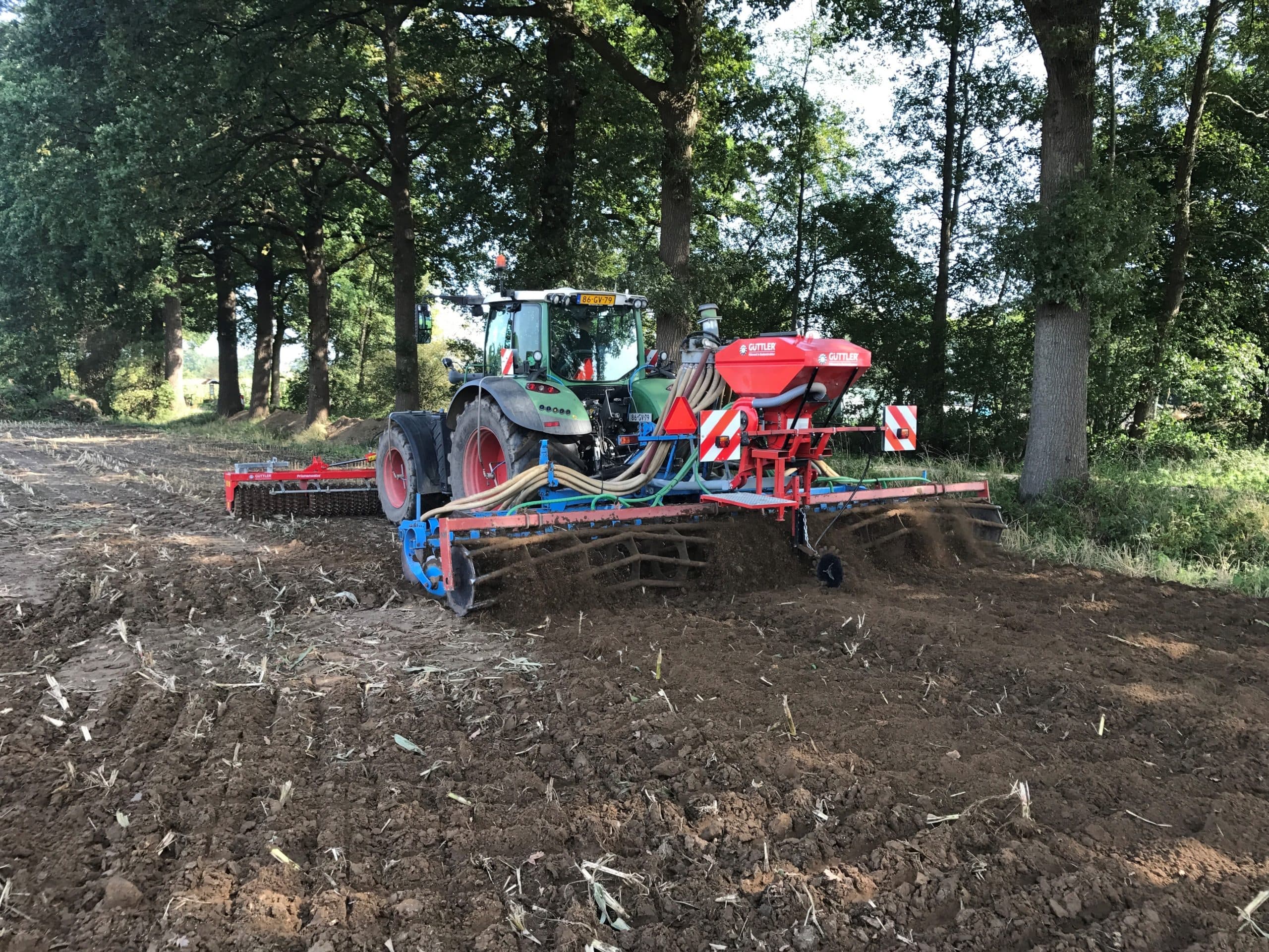 Tijdig inzaaien van een groenbemester verhoogt de slagingskans. Dat leidt tot behoud van organische stof in de bodem. - Foto: Loonbedrijf Van Hal, Voorst