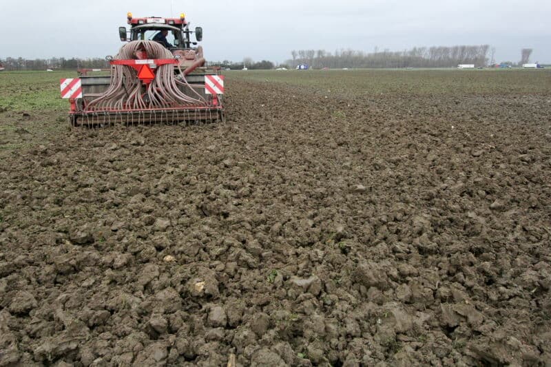Ook op Nieuw-Kampen wordt meteen na de bietenoogst wintertarwe gezaaid. De zaadbak wordt op de kopakker bijgevuld. De zware grond wordt gespit met een roterende spitmachine.