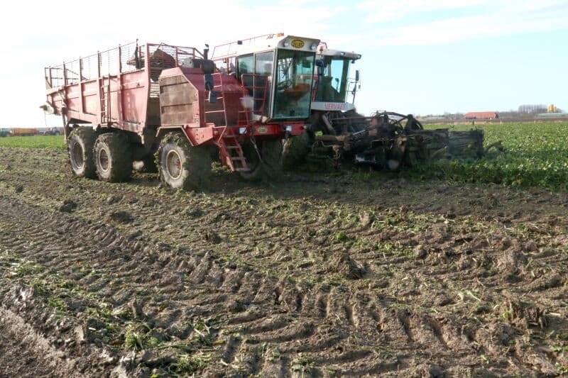 Het transport van rooier naar losplaats gebeurt met de overlaadwagen en een gewone kipper. Deze combinatie weegt leeg met 11 ton al 2 ton meer dan de overlaadwagen. Daarbij komt nog het verschil in wieldruk.