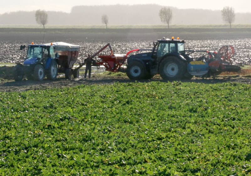 De overlaadwagen lost aan de achterkant. Het is goed te zien dat ook de kopakker met deze methode niet al te veel te lijden heeft.