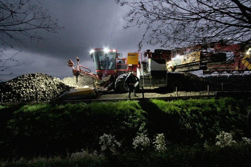 Met een rijsnelheid van 25 meter per uur wordt de druk gegenereerd om de muis door de hoop te werken. Deze druk wordt afhankelijk van de situatie automatisch aangepast en zo nodig handmatig gecorrigeerd.