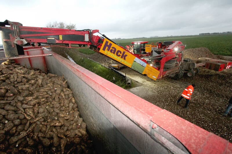 Naast het bedienen van deze verdeelarm, moet machinist Maikel Aarden ook oog houden op het laden van de vrachtwagen.