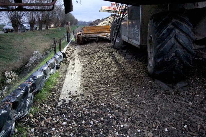 Met een vanuit de cabine bestuurbare verdeelarm worden de pennen over de reinigingsrollen verdeeld, om de opraper zo efficiënt mogelijk te benutten.