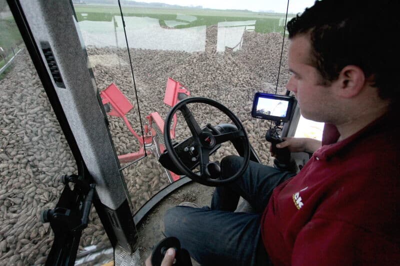 In de vrachtwagens kan 37 ton; hoe minder grond, hoe meer cichorei meekan. In het verleden werd soms wel 50% tarra per vracht gemeten. Dat gebeurt nu niet meer.