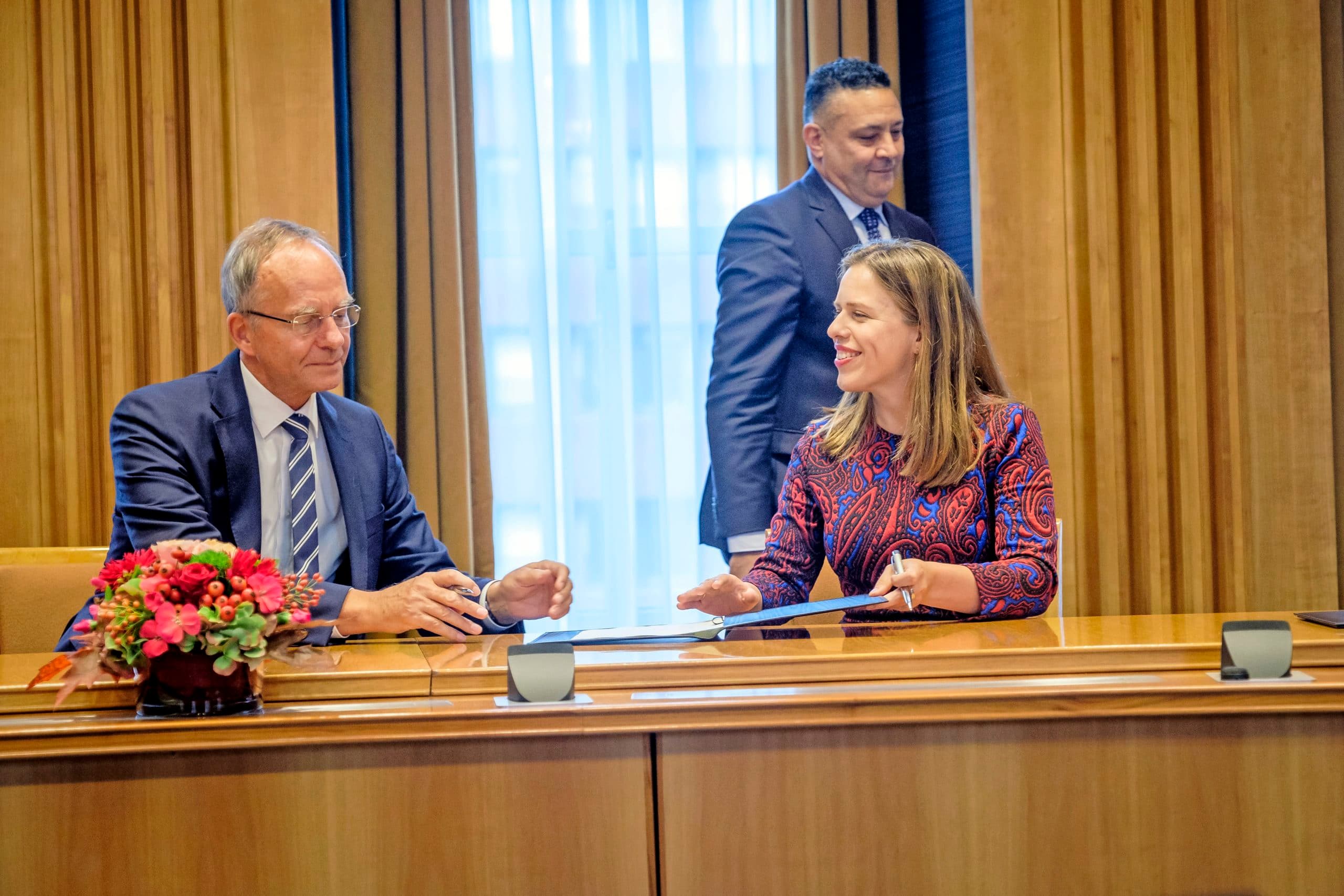 Carola Schouten, kersverse minister van Landbouw, Natuur en Voedselkwaliteit, kreeg van oud-minister van Economische Zaken Henk Kamp het dossier overhandigd. Donderdag 26 oktober is Schouten beëdigd door de Koning in het Kabinet Rutte III. - Foto: Fred Libochant