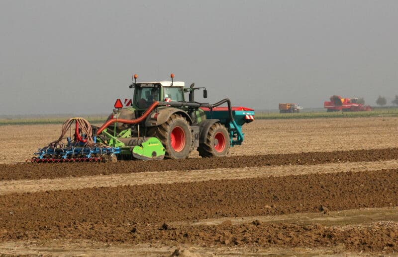 Buth werkt met een roterende spitmachine van Farmtec en een Sulky-zaaicombinatie. De wintertarwe van het ras Reform wordt zo in één werkgang gezaaid.