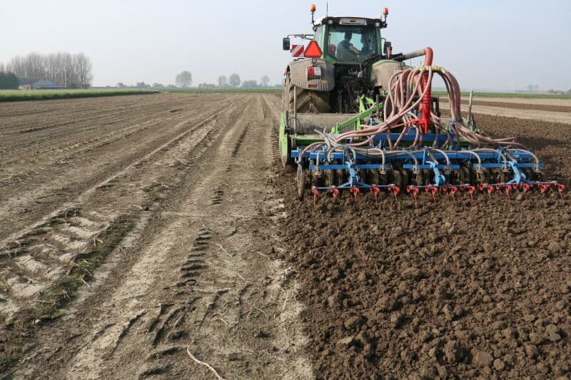 Het dubbele net met plantgoed wordt op de ondergrond gelegd en de schijven werken de grond er overheen.
