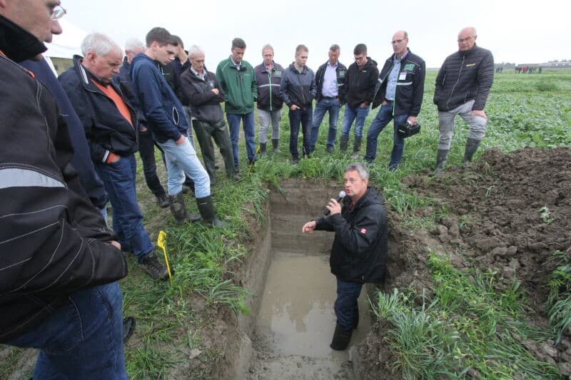 De profielkuil in het onbehandelde deel laat daarentegen nog een duidelijk begrensde ploegzool zien.