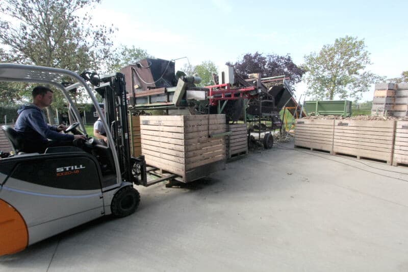 Een overzicht van de kettingbaan. Op de voorgrond de stapelinrichting met regelkast. Elektrotechnicus Remco Vermue ontwierp het elektrische meet- en regelgedeelte.
