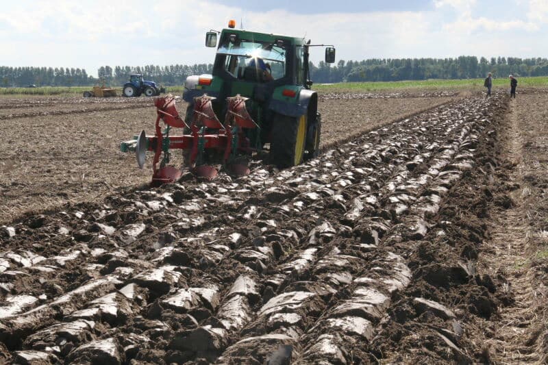 Willem Wisse ploegt met een Fendt en een Lemken-ploeg. Hij werd met 139 punten winnaar in de categorie 3- en meerschaar.