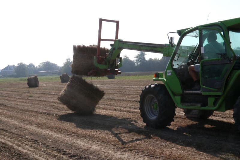 Deze vracht is vol en wordt door de chauffeur gezekerd en afgesloten, om veilig de weg op te gaan.