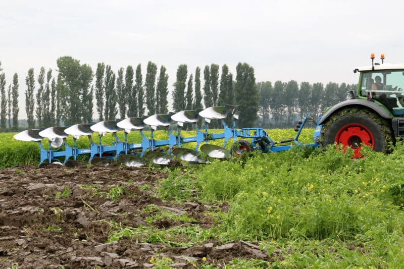 Een mooie klassieke combinatie is deze rijenteelt John Deere-trekker en ploeg in de categorie rondgaand van A. van Vooren. Met 123 punten viel hij buiten de prijzen.