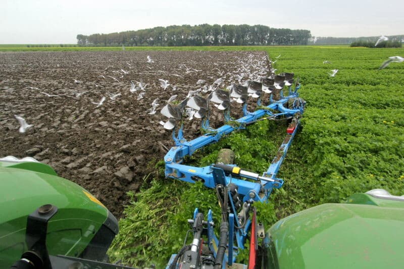 Het voordeel is dat met dit systeem de ploegrand redelijk gelijk is. In ieder geval geen fikse ongeploegde driehoeken op de kopakker door de lengte van de ploeg. De trekker is een Fendt 1050.