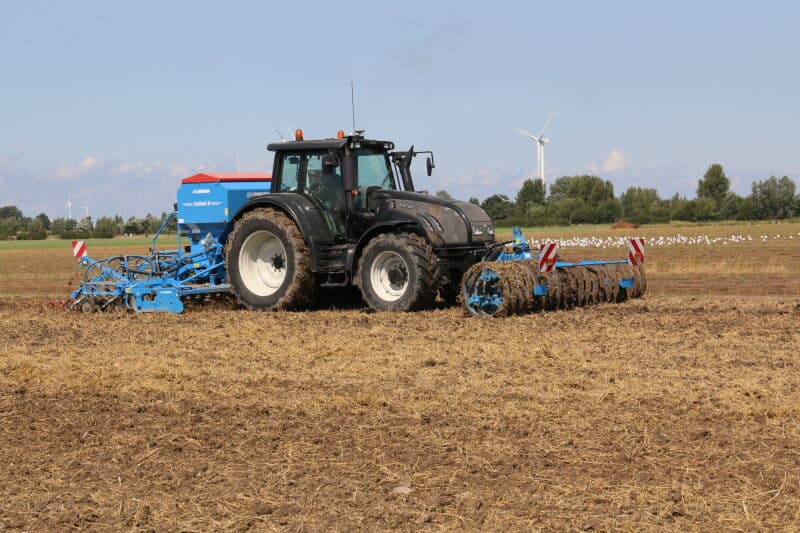 Woensdag 9 augustus was een perceel van akkerbouwsamenwerking 'Nieuw-Kampen' op Noord-Beveland net voldoende droog om gele mosterd te zaaien.