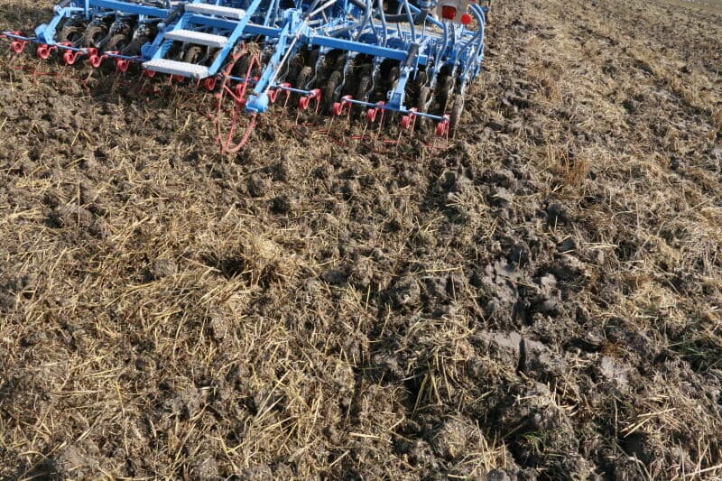 Een stukje meerijden zit er niet in. De benodigde zakken gele mosterd hebben voor het gemak een plaatsje in de cabine gekregen.