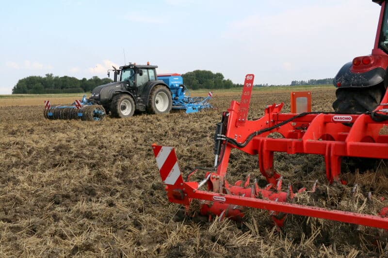 Daags ervoor werd drijfmest uitgereden en het perceel voorbewerkt (rechts op foto). De niet al te zware grond valt mooi fijn na het zaaien (links op foto).