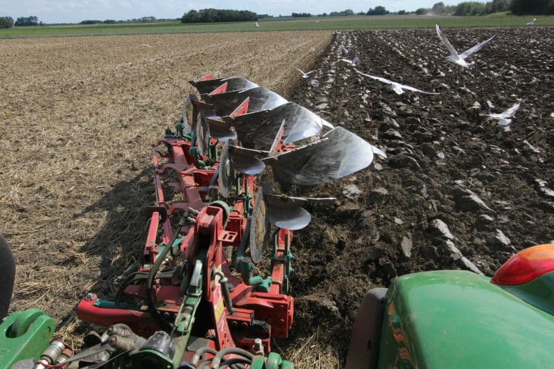 Het perceel is onregelmatig van vorm en het ploegwerk komt uit op een geer. De Rijke past de afstand van ploegwerk tot kopakker af.