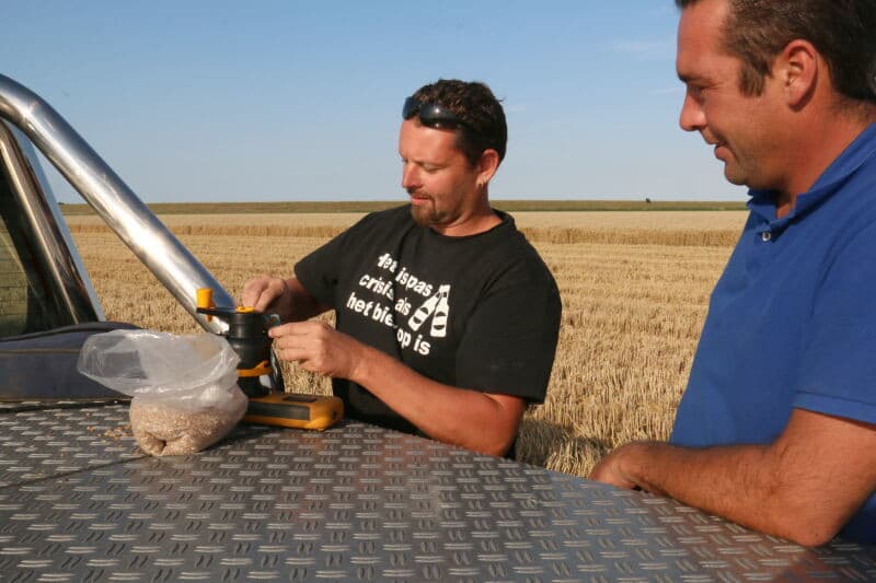 Het was de bedoeling dat elke combine een perceel zou dorsen, maar door de regendreiging besloot Nieuwenhuijse dat het nu toch beter zou zijn om beide combines op één perceel in te zetten. Als het zou gaan regenen, bleef er tenminste niet op twee percelen een restant staan.